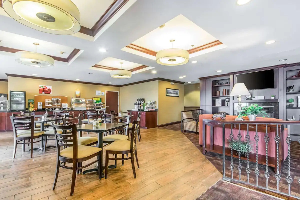 Expedia: Indiana Perfect North Slope Comfort Suite hotel or restaurant dining, The hotel lounge will be a relaxing break.